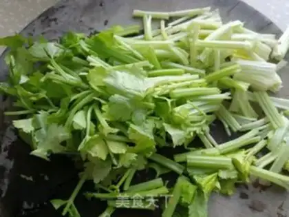 Make Celery fried beans step 1