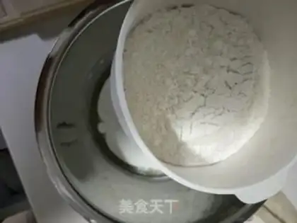 Make Onion pine cake step 2