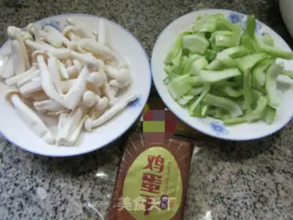 Make Eggs dry with white mushrooms step 0