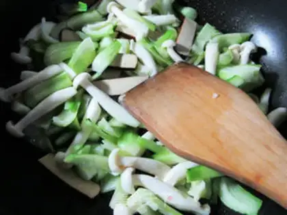 Make Eggs dry with white mushrooms step 3