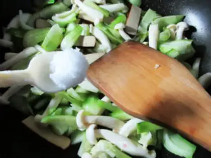 Make Eggs dry with white mushrooms step 4