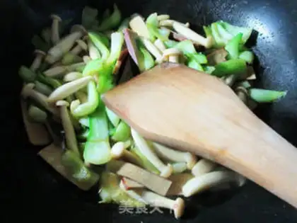 Make Eggs dry with white mushrooms step 6