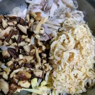 Make Squirrel mushrooms, rice powder step 0
