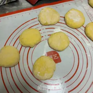 Make Pumpkin red bean pie step 7