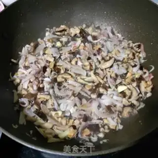 Make Squirrel mushrooms, rice powder step 2