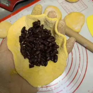 Make Pumpkin red bean pie step 9