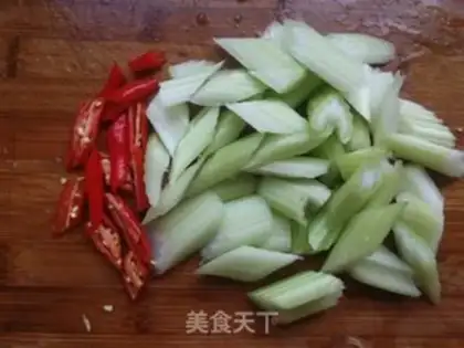 Make Celery fried eggs step 1