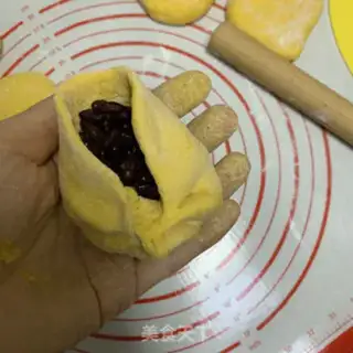 Make Pumpkin red bean pie step 10