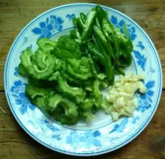 Make Garlic bitter melon step 0