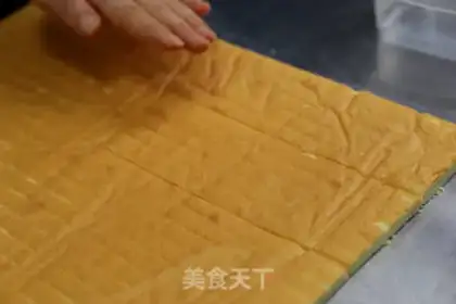 Make Fruit box cake step 24