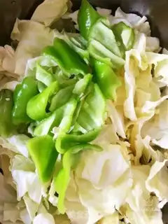 Make Tomato and cabbage step 1