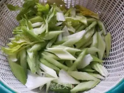 Make Celery fried beans step 1