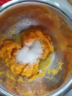 Make Chinese pumpkin toast step 3