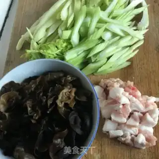 Make Five flowers, three celery step 0