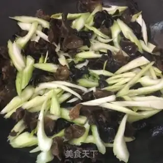 Make Five flowers, three celery step 2