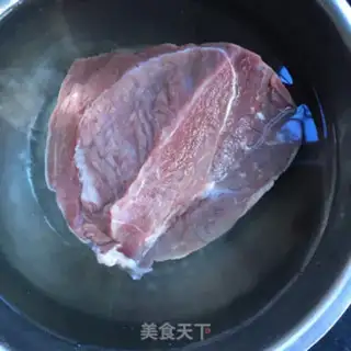 Make Tomato beef pasta step 1