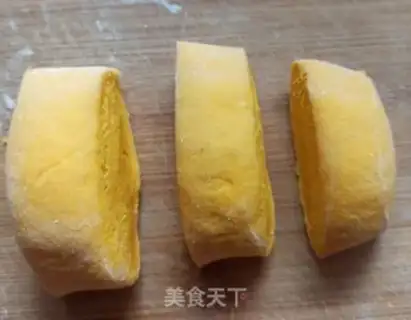Make Pumpkin cut the buns step 5