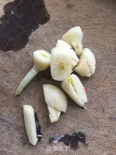 Make The bouquets and the black moules step 2