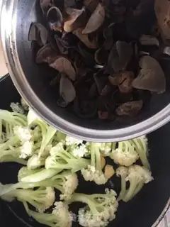 Make The bouquets and the black moules step 5
