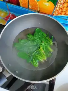 Make oatmeal spinach fried eggs step 1