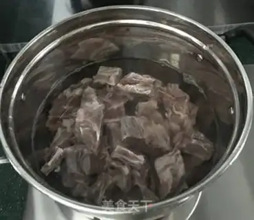 Make Scorpion radish soup step 1
