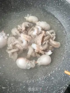 Make Spicy pepper fried octopus step 2