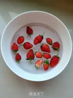 Make Strawberry shakes step 1