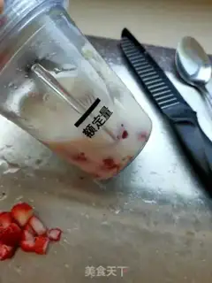 Make Strawberry shakes step 3