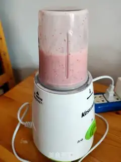 Make Strawberry shakes step 4