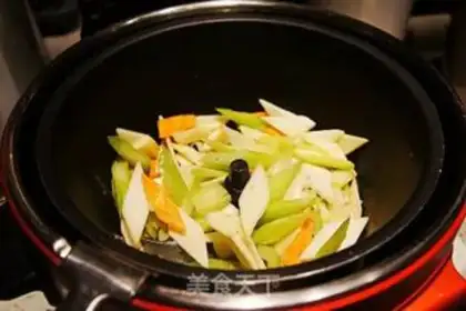 Make Celery fried abalone mushrooms step 4