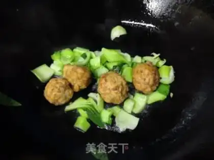 Make A cabbage fan cooks meat round step 1
