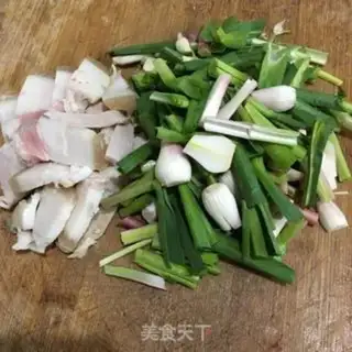 Make Five flowers with garlic step 1