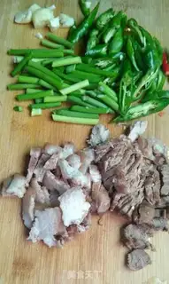 Make Garlic fried elbow meat step 1