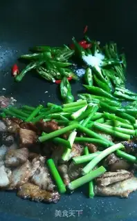 Make Garlic fried elbow meat step 3