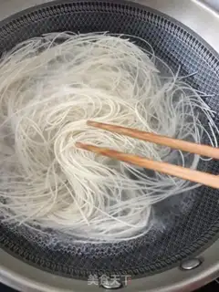 Make Hot noodles for fresh berry step 4