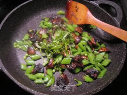 Make The 9th floor tower fried mushrooms and sweet beans step 5