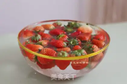 Make Sweet strawberry sauce step 1