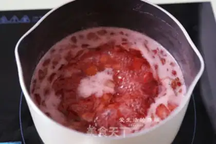 Make Sweet strawberry sauce step 5