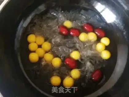 Make "Red dates, silver ears, pumpkin round." step 7