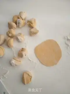 Make A cabbage fan, a wooden ear dumpling step 17