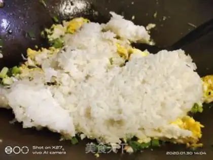 Make Onion egg fried rice step 2