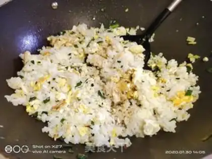 Make Onion egg fried rice step 3