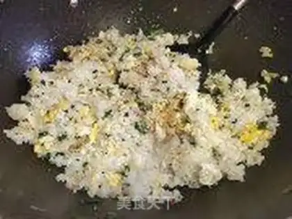 Make Onion egg fried rice step 4