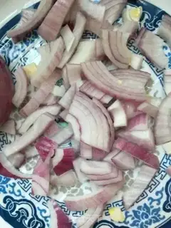Make Onion fried pigs step 1