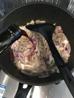 Make Onion fried pigs step 3