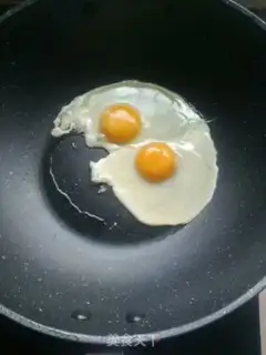 Make Doughnut shrimp sauce fried eggs step 1