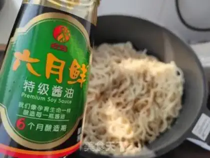 Make Doughnut shrimp sauce fried eggs step 2