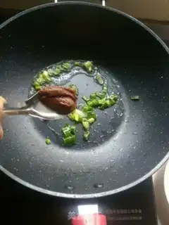 Make Doughnut shrimp sauce fried eggs step 4