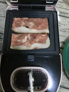 Make Tomato bacon sandwich step 2