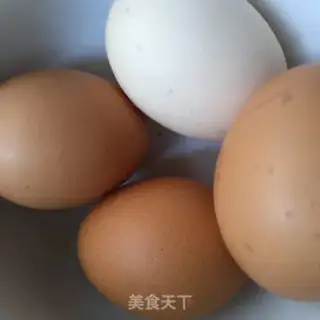 Make Pepper tomato fried eggs step 1